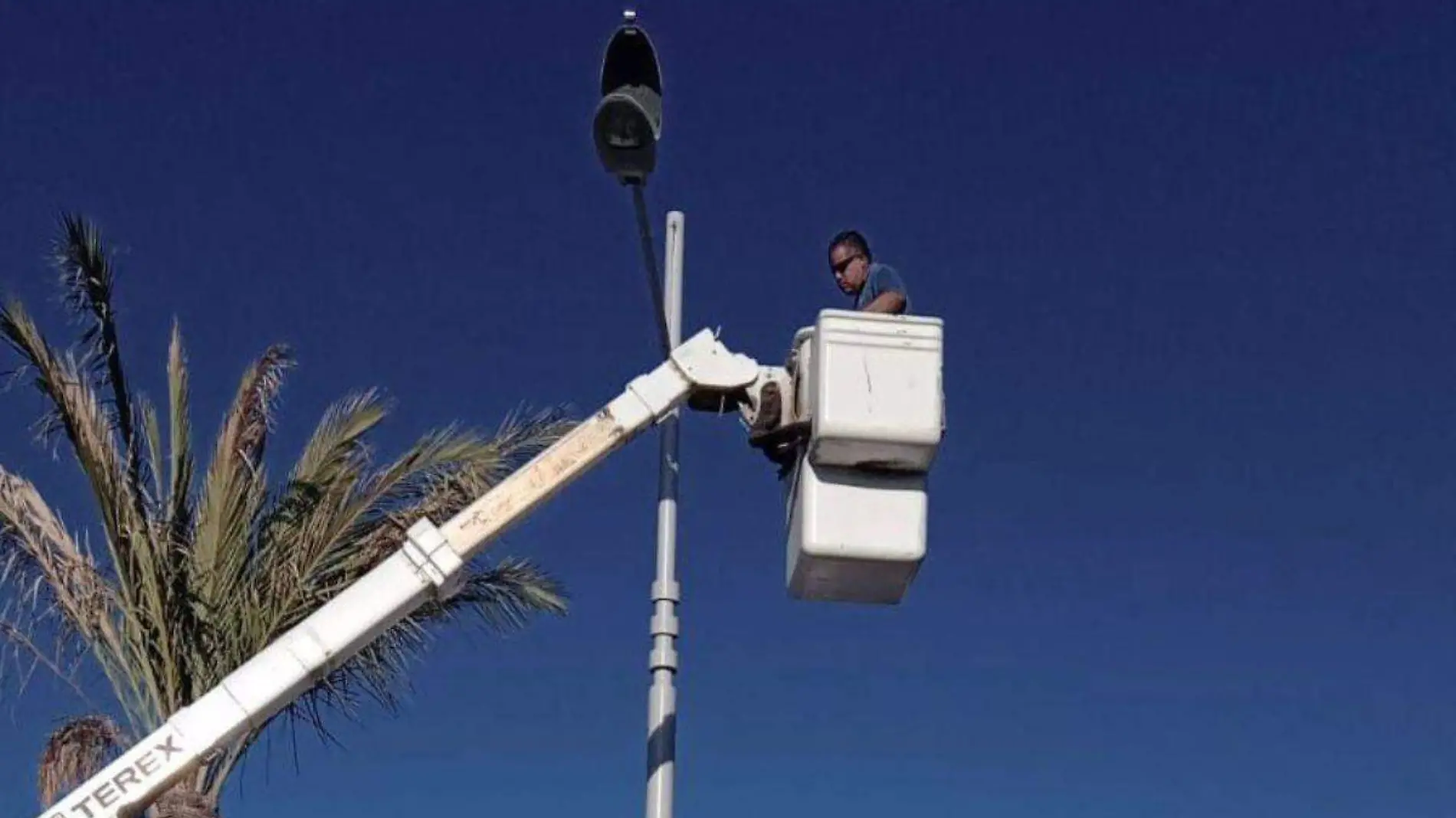 Reparan alumbrado en la Marina de Cabo San Lucas